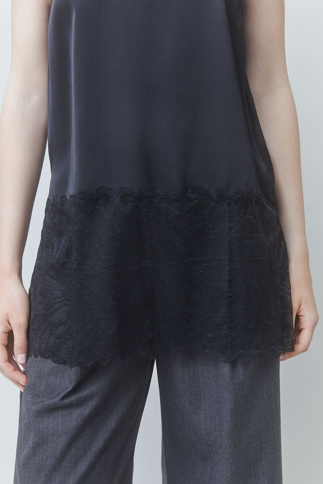 LUNE Lingerie fluid top with the lace yokes BLACK