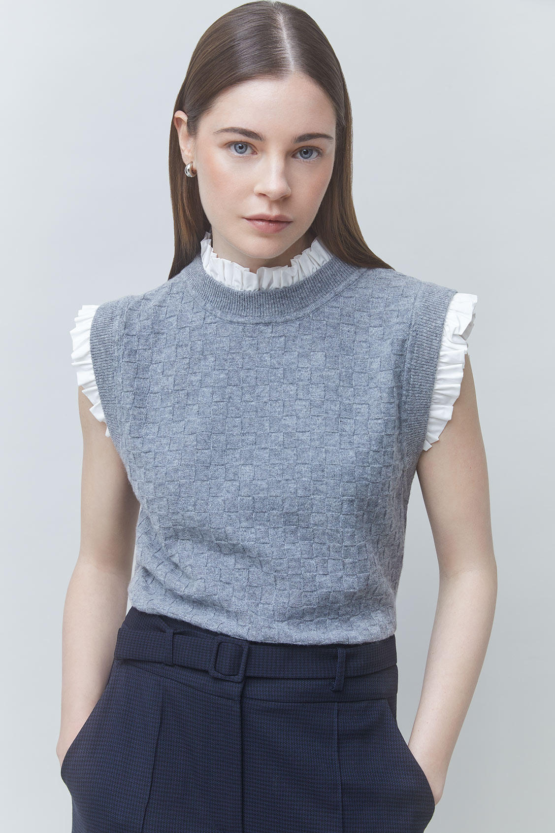 PIREO Short sleeveless jumper with ruffle details Heather grey