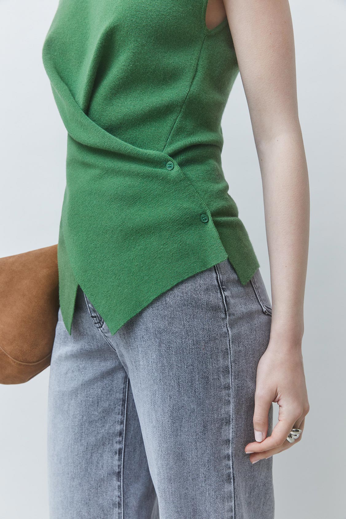PASSO Green sleeveless jumper with an asymmetrical cut GREEN