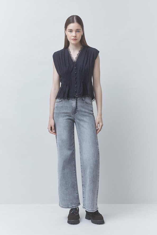 LAST Sleeveless lace blouse