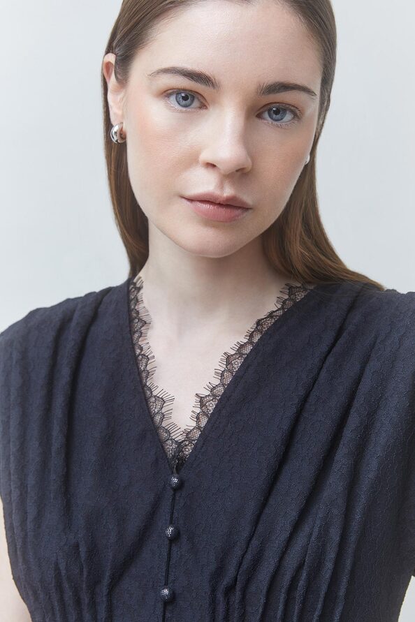 LAST Sleeveless lace blouse