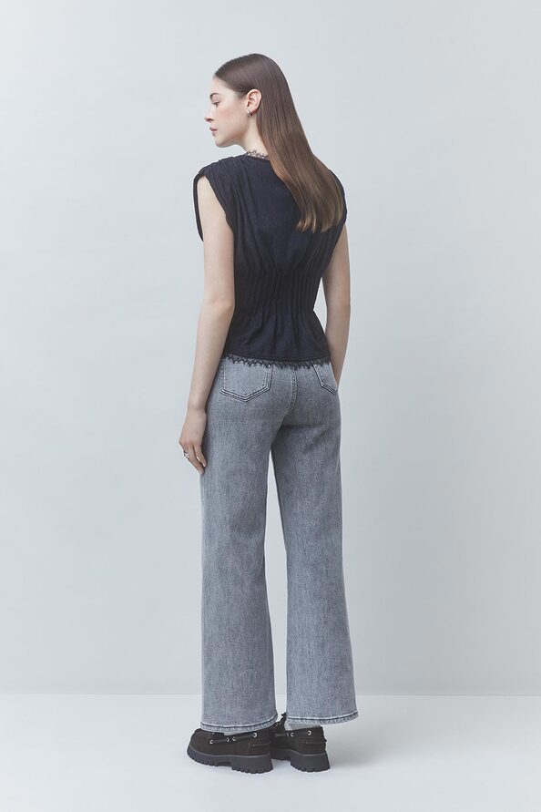 LAST Sleeveless lace blouse