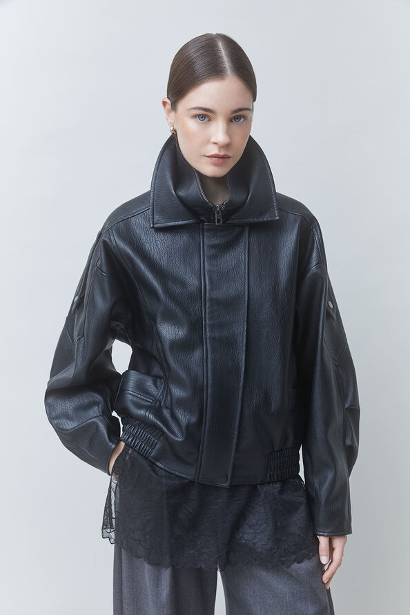 EARLY Oversized black faux leather coat