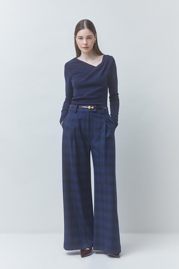PLEOR Thin midnight blue jumper with the neckline detail