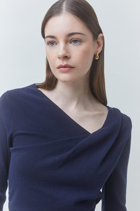 PLEOR Thin midnight blue jumper with the neckline detail