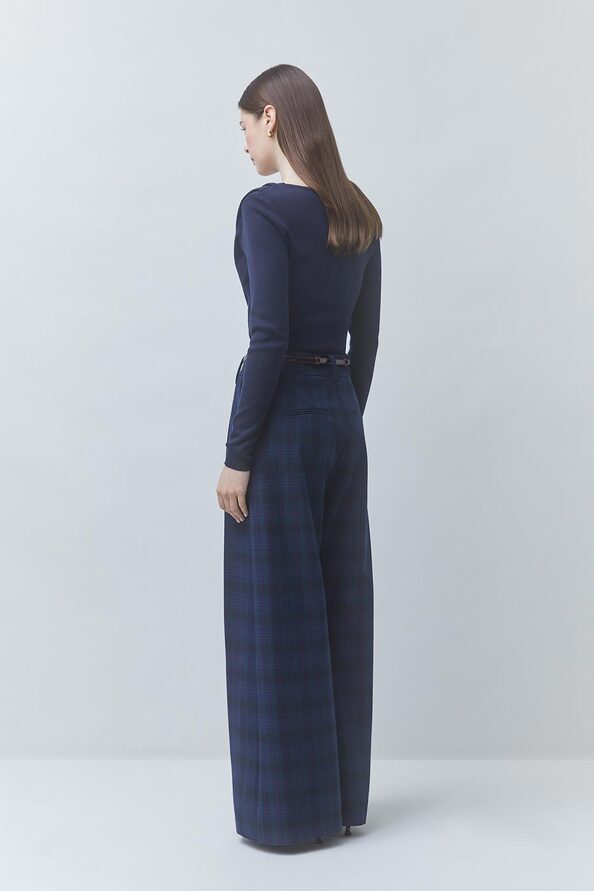 PLEOR Thin midnight blue jumper with the neckline detail