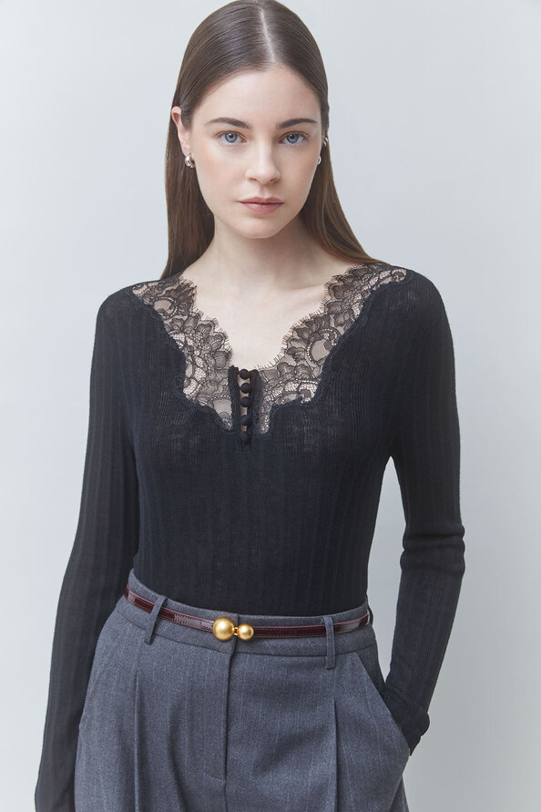 PHILDRI Thin jumper with lace neckline detail